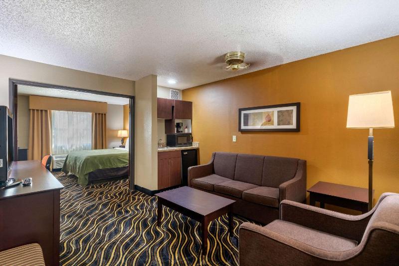 King Suite - Non-Smoking image 3