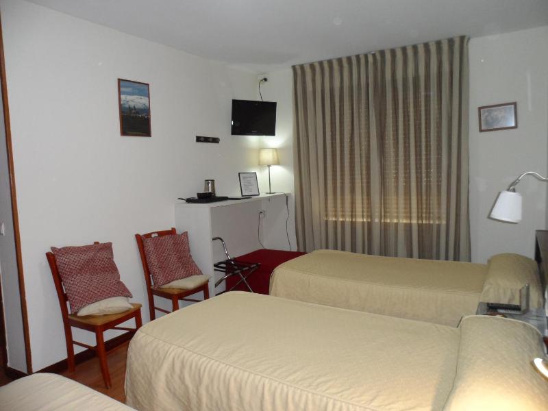 Twin Room image 4