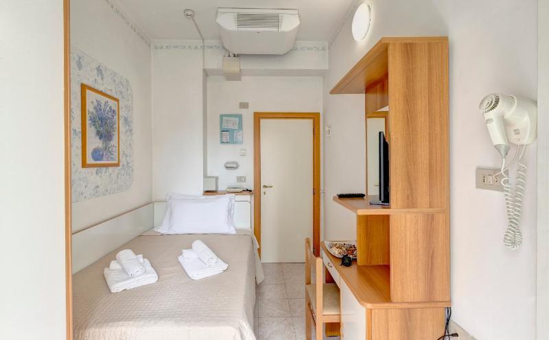 Small Double Room - with balcony image 2