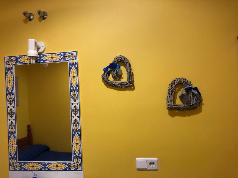Double or Twin Room with Shared Bathroom image 1