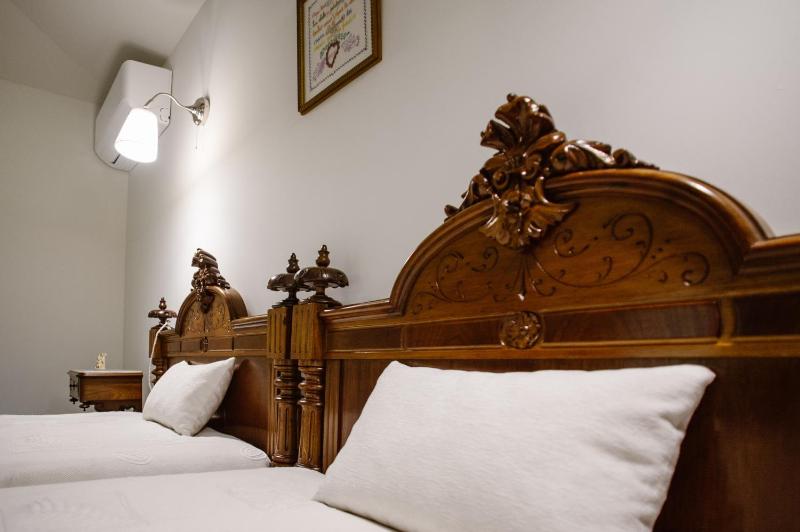 Superior Twin Room image 3