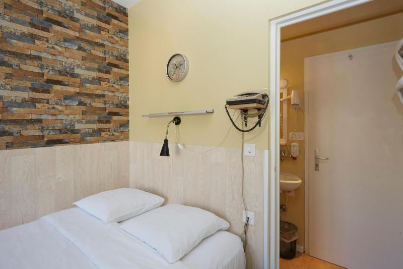 Small Double Room image 4