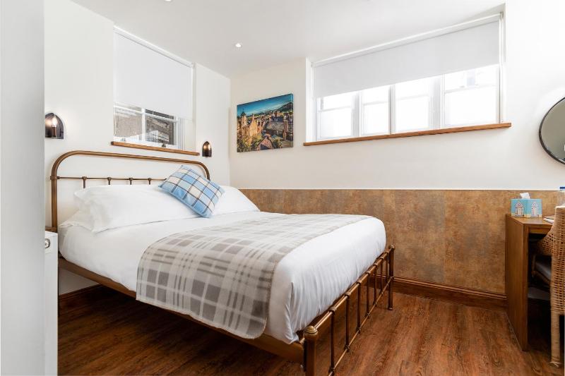 Standard King Room image 1