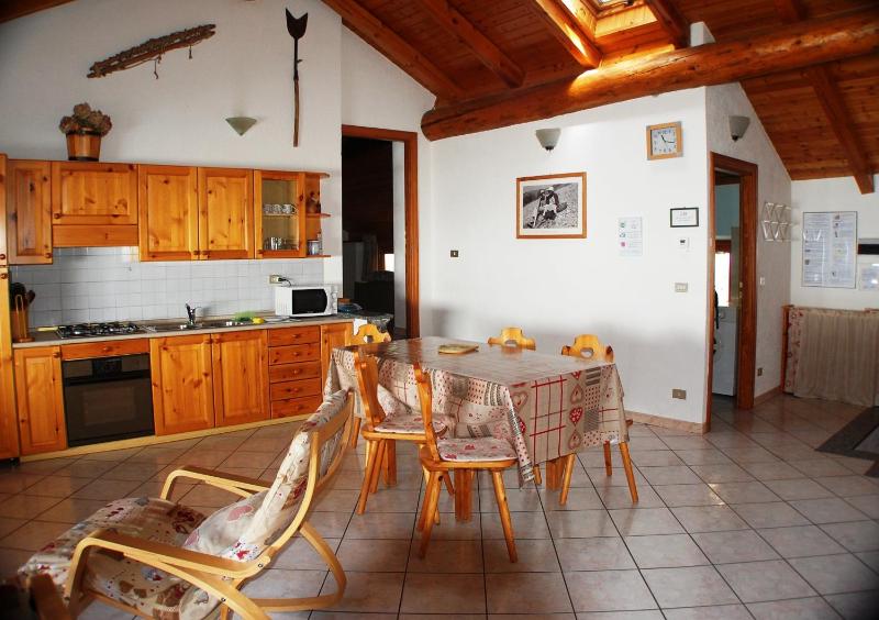 One-Bedroom Apartment - Split Level image 4