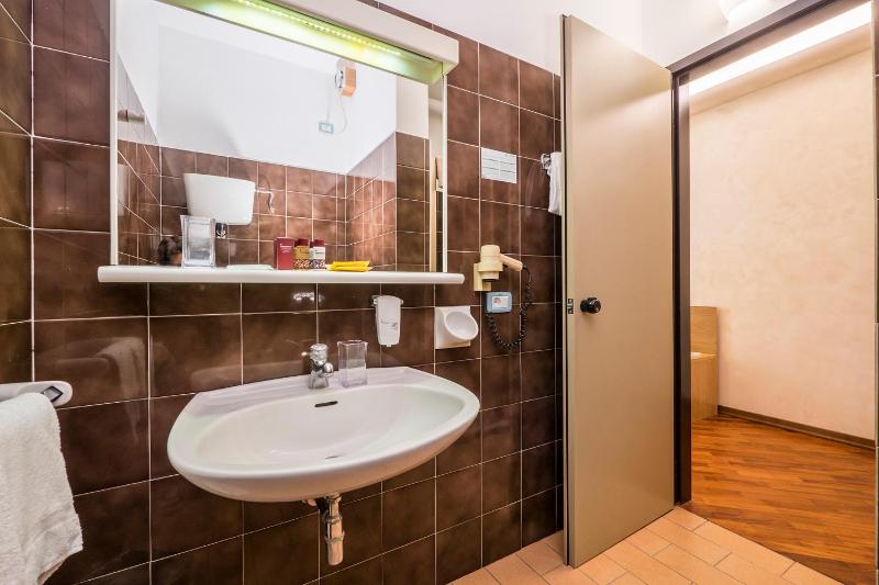 Classic Double or Twin Room image 3