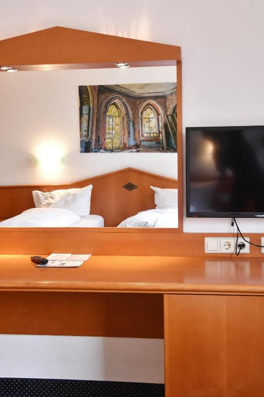 Standard Twin Room image 2