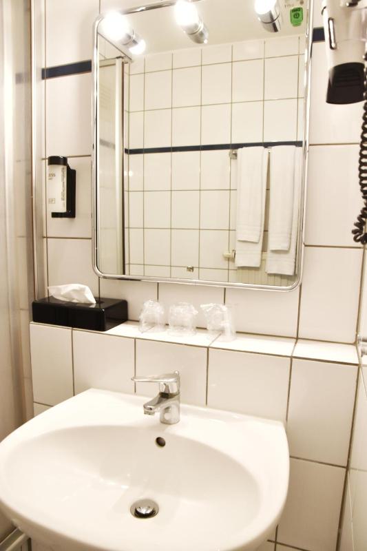 Standard Twin Room image 4