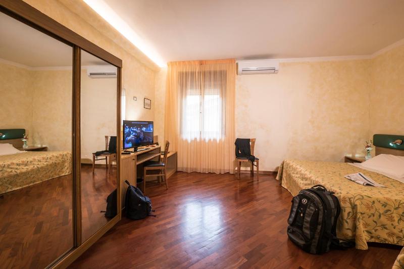 Classic Triple Room image 3