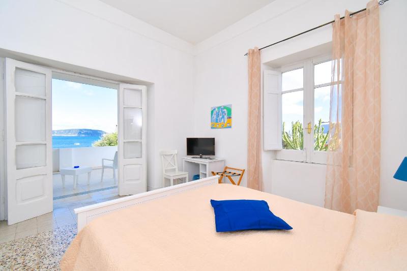 Double Room with Balcony and Sea View image 1