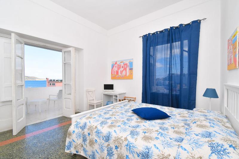 Double Room with Balcony and Sea View image 3