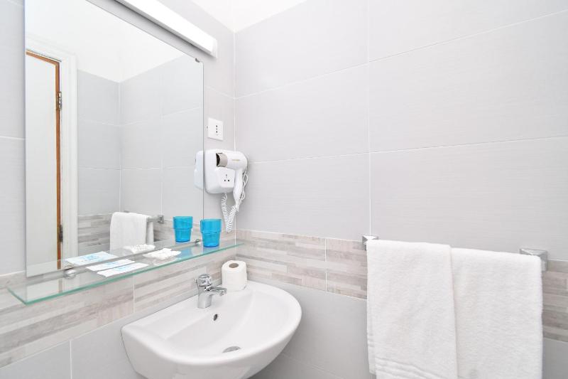 Economy Triple Room image 3