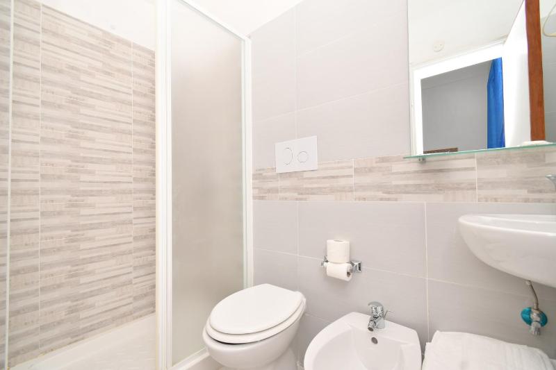 Economy Triple Room image 2