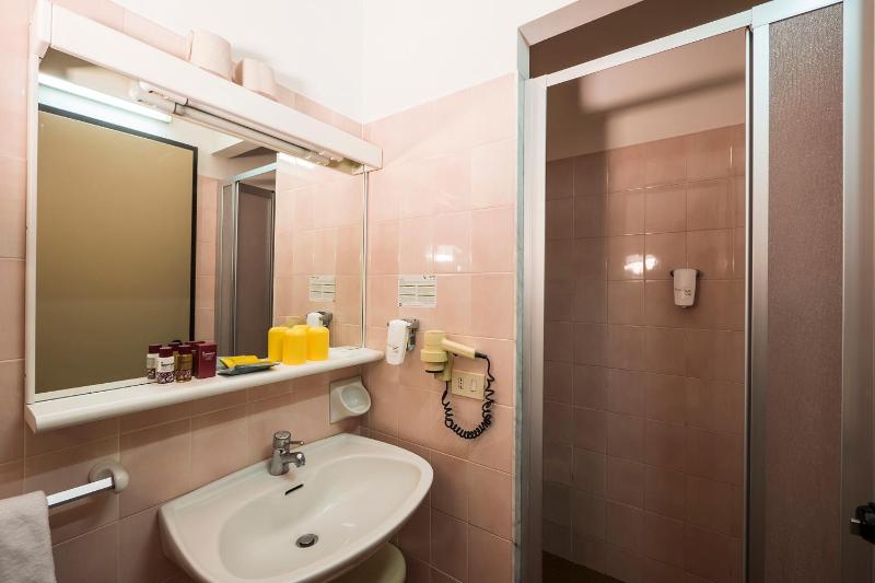 Economy Double or Twin Room image 2