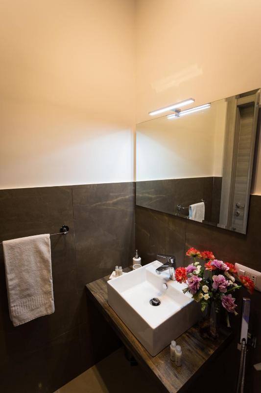 Deluxe Double Room with Balcony image 4