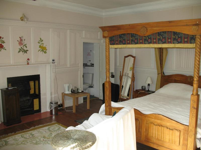 King Room with Four Poster Bed image 2