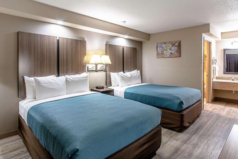 Queen Room with Two Queen Beds - Non-Smoking image 2