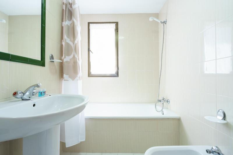 Twin Room image 2