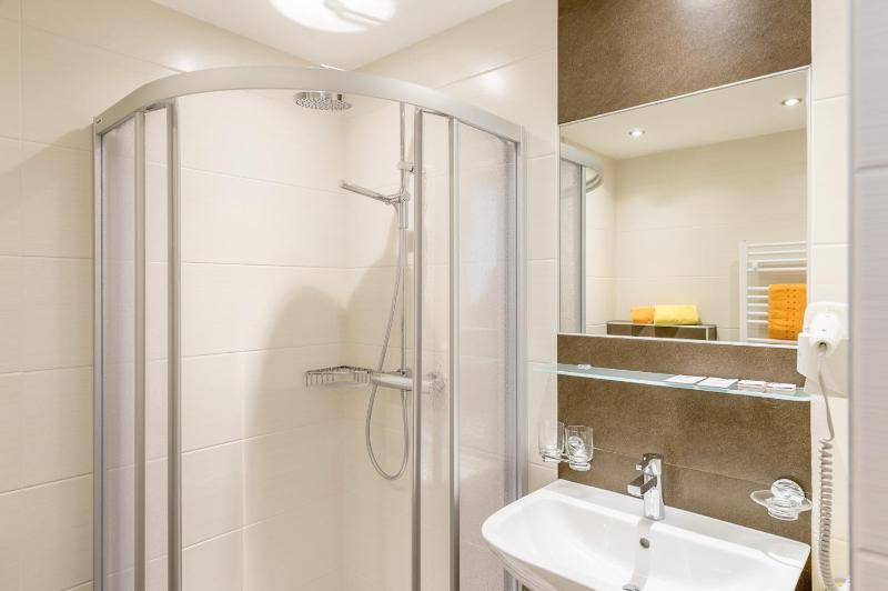 Four-Bedroom Apartment with Balcony  image 1