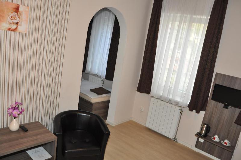 Standard Twin Room image 3