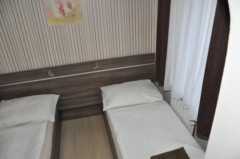 Standard Twin Room image 4
