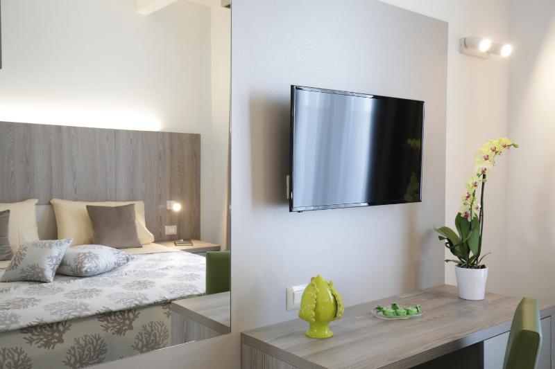 Double Room with Balcony image 4