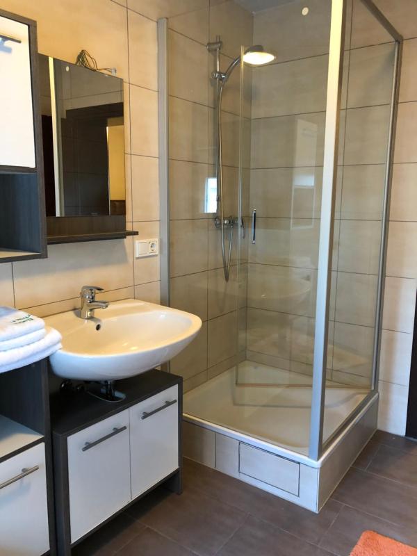 Twin Room with Shower image 4