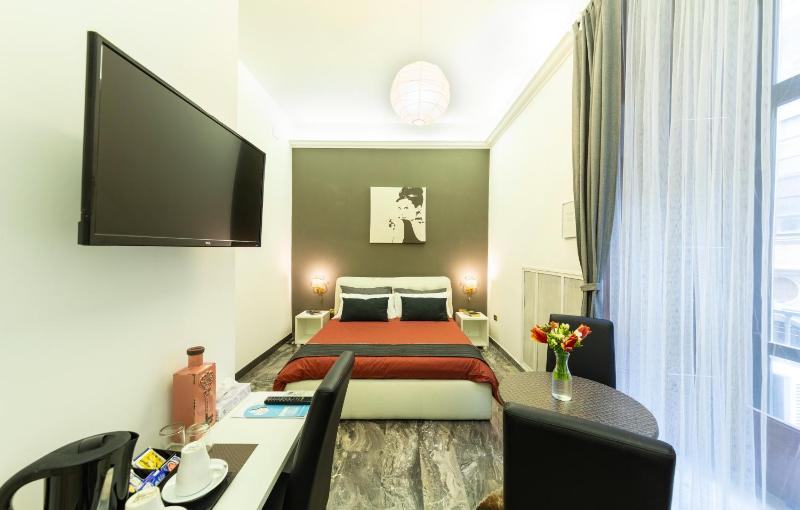 Deluxe Double Room with Balcony image 1