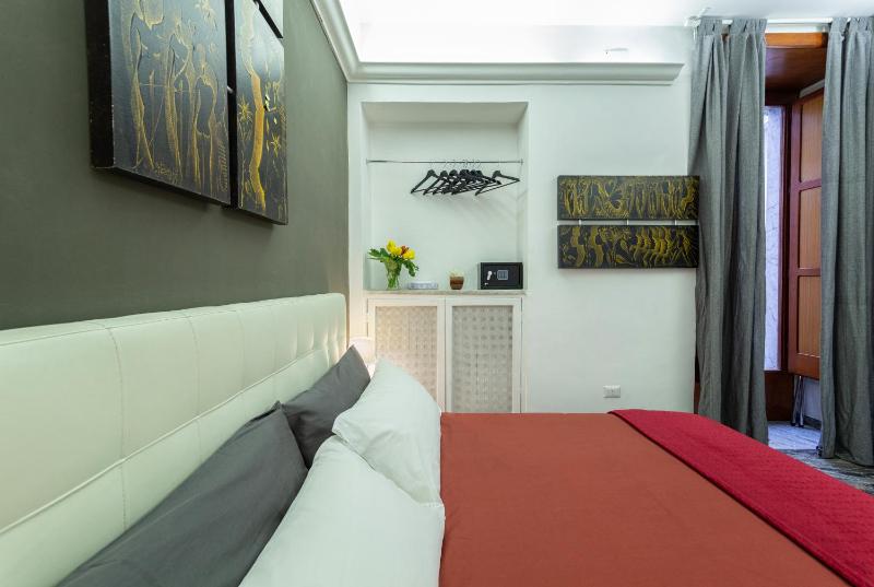 Small Double Room image 3