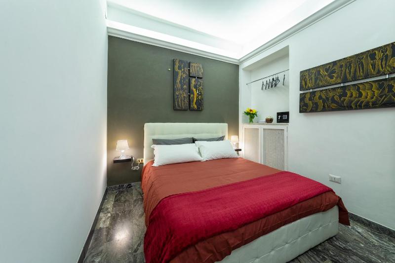 Small Double Room image 4