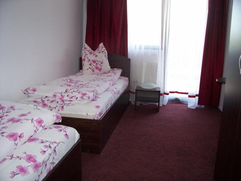 Twin Room image 4