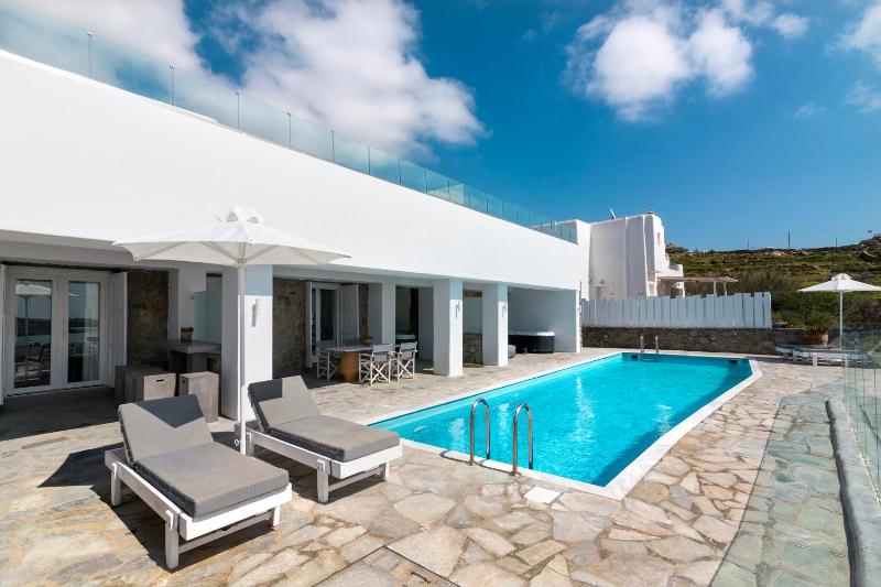 Amperian Mykonos Suites & Villas - image 11