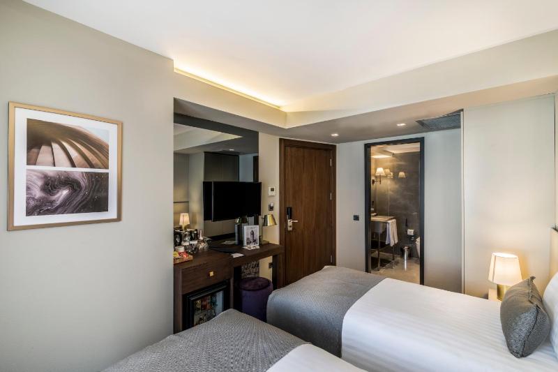 Deluxe Double or Twin Room with Balcony image 4