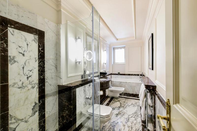 Heritage Deluxe King Room image 3