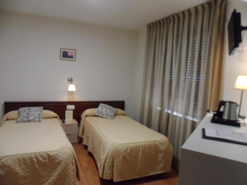 Twin Room image 3