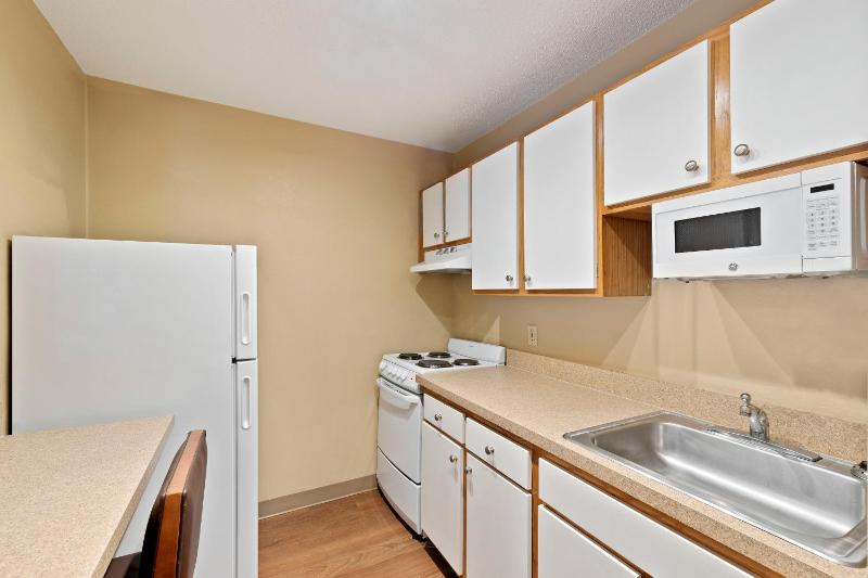 Deluxe Studio with 1 Queen Bed - Non-Smoking image 4