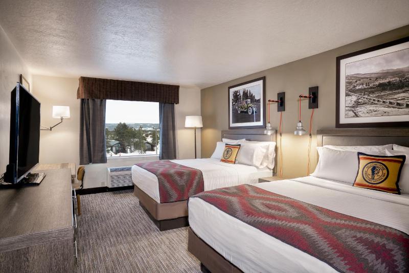 Deluxe Queen Room with Two Queen Beds image 2