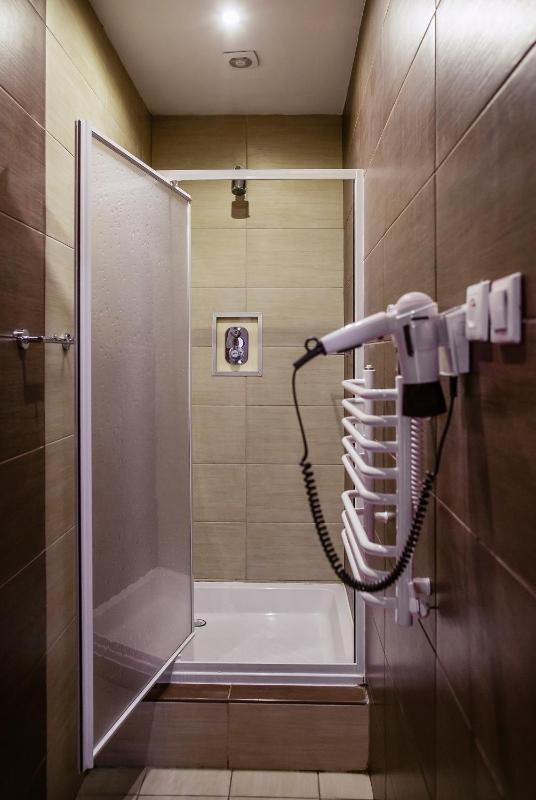 Single Room with Shared Bathroom image 1