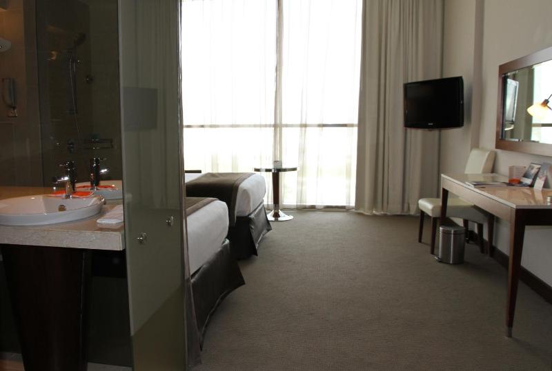 Interconnecting Family Room with Free Beach Access image 2