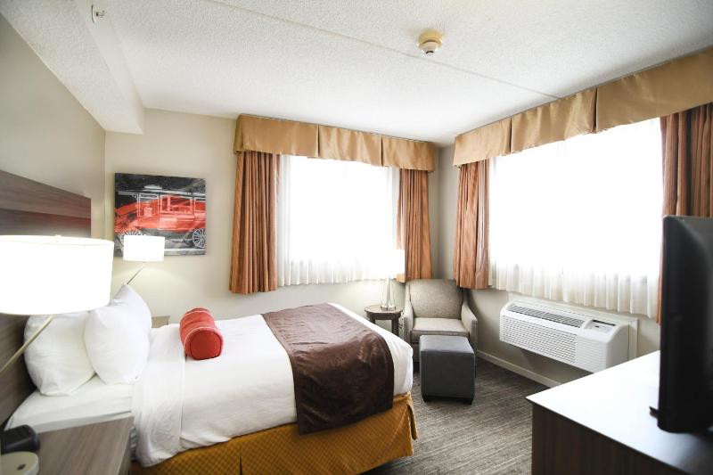 King Suite with Roll-In Shower - Mobility Access/Non-Smoking image 3