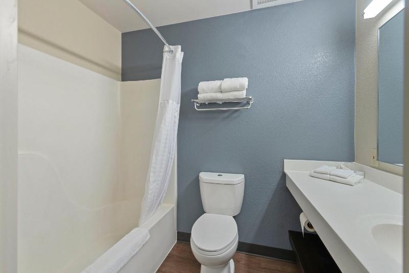 Studio with 1 King Bed - Non-Smoking image 3