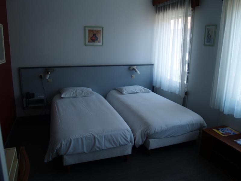 Twin Room with Shower image 4