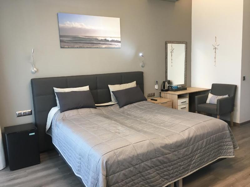 Double Room with Balcony and Lake View image 3