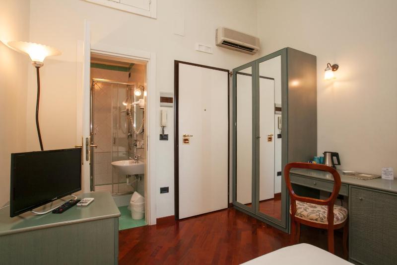 Single Room image 3