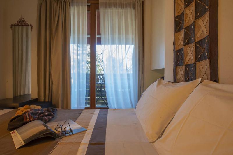 Double Room with Balcony image 3