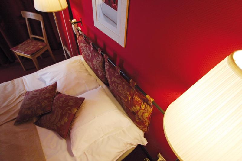 Small Double Room image 3