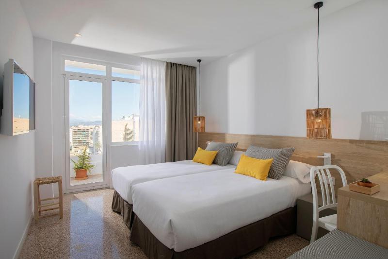 Twin Room image 4