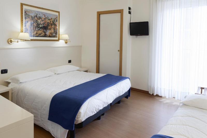 Small Double Room with Extra Bed image 4