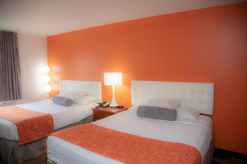Queen Room with Two Queen Beds - Non-Smoking image 4
