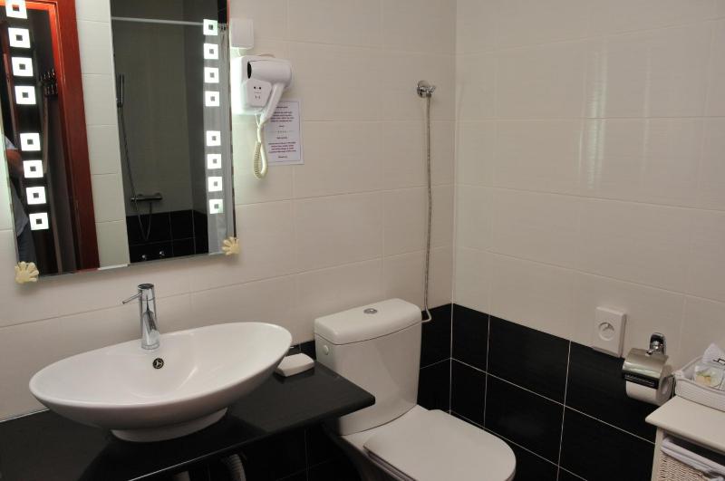 One-Bedroom Apartment image 3