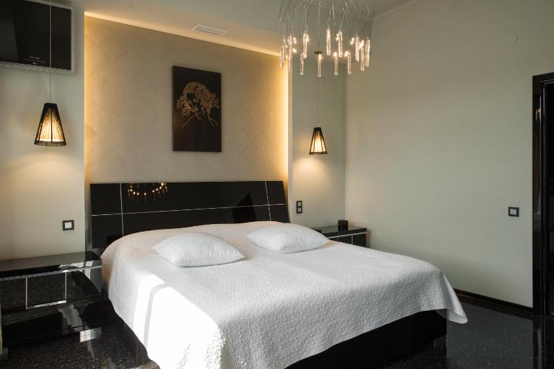 Deluxe Double Room with Balcony image 3